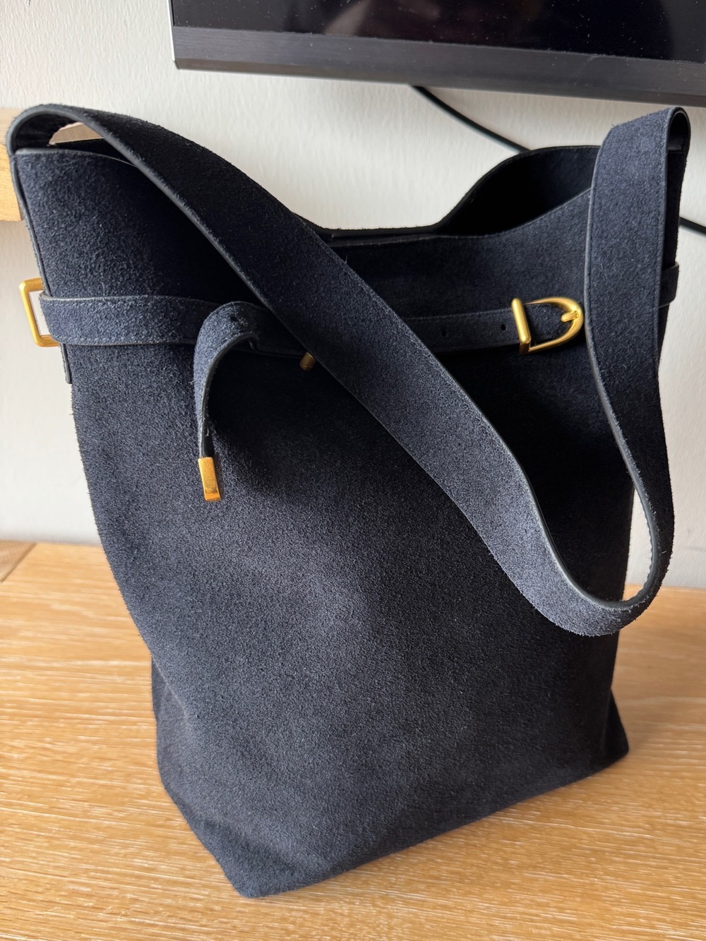NWT MADEWELL Essential Belted Bucket Tote Juniper Berry Navy Suede Gold Hardware - Picture 5 of 16
